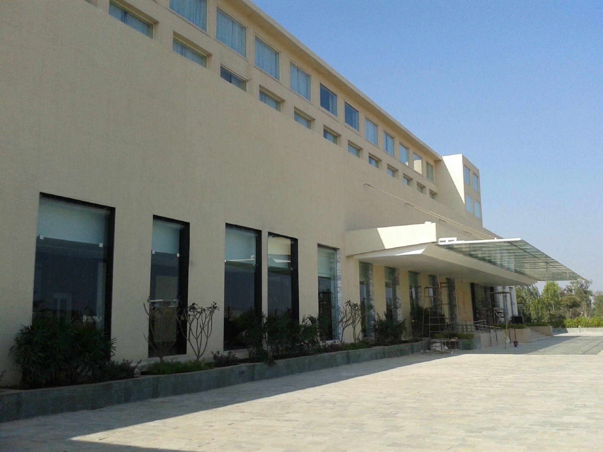 Courtyard By Marriott Bilaspur Ngoại thất bức ảnh
